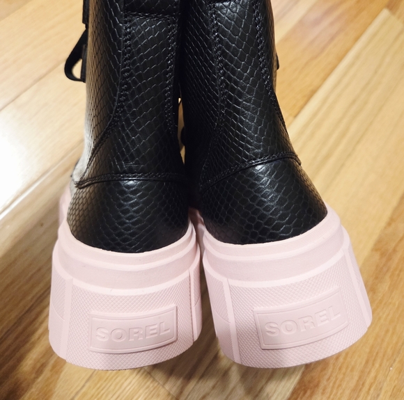 Sorel Pink & Black Platform Boots NEW! - Picture 6 of 10